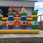 Надуваем замък Енгри Бърдс